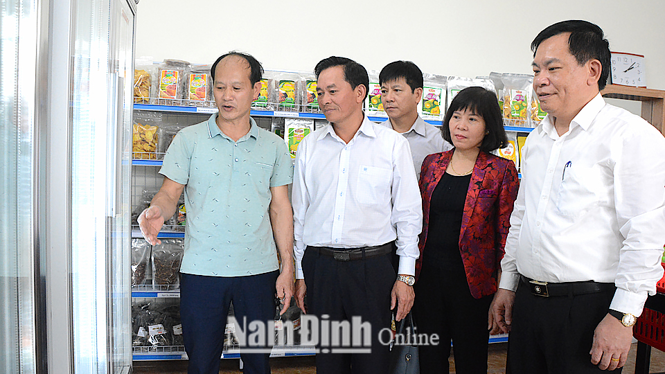 Đồng chí Nguyễn Phùng Hoan, TUV, Phó Chủ tịch UBND tỉnh kiểm tra việc bảo quản và tiêu thụ sản phẩm tại HTX chăn nuôi đa dạng sinh học Trực Thái (Trực Ninh).  