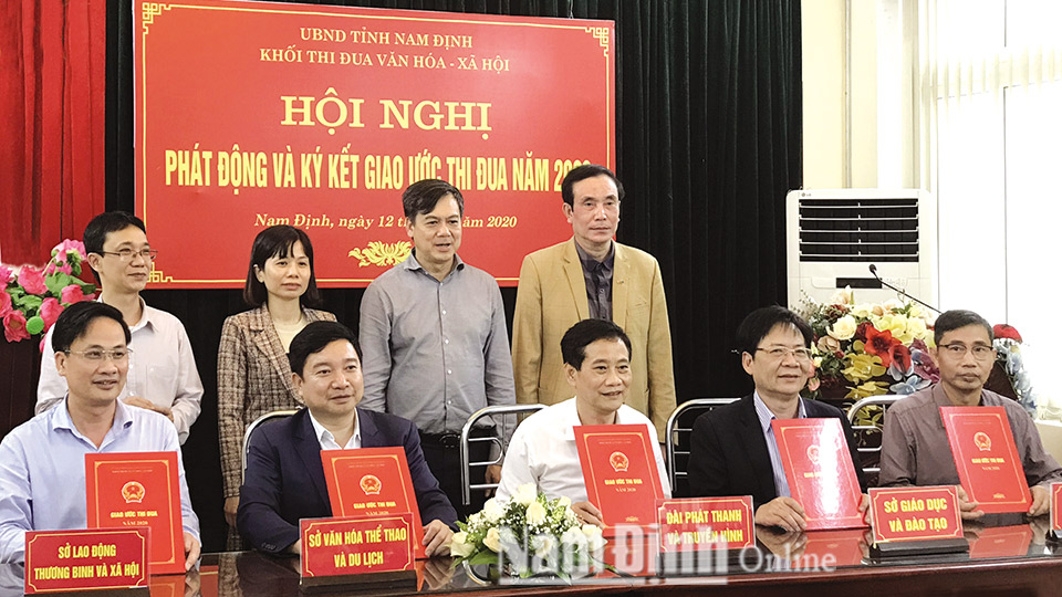 Đồng chí Trần Lê Đoài, Tỉnh ủy viên, Phó Chủ tịch UBND tỉnh chứng kiến các đơn vị trong Khối Văn hóa - Xã hội tỉnh ký giao ước thi đua năm 2020.