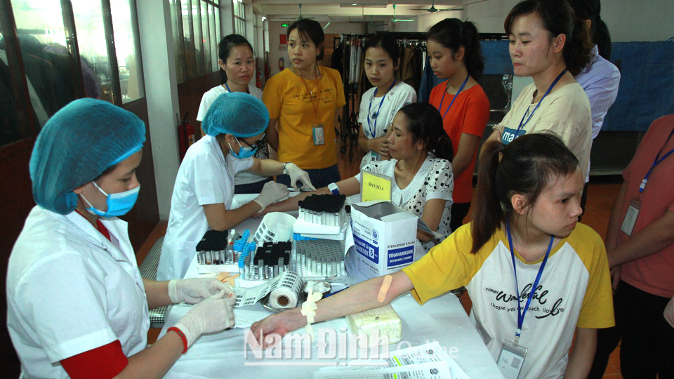 Khám, tư vấn sức khỏe miễn phí cho nữ công nhân lao động tại Công ty Cổ phần May thêu Việt Phát (Nam Trực).
