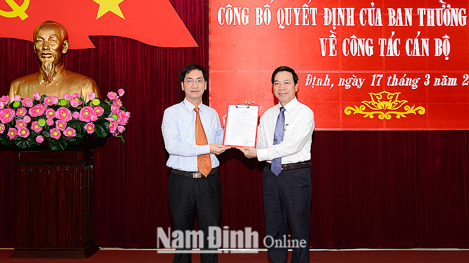 Đồng chí Trần Văn Chung, Phó Bí thư Thường trực Tỉnh ủy, Chủ tịch HĐND tỉnh trao Quyết định của Ban Thường vụ Tỉnh ủy cho đồng chí Lê Bình Sơn.