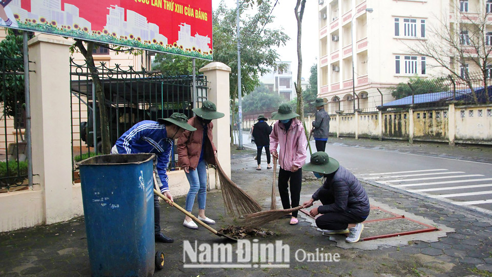 Đoàn viên thanh niên phường Thống Nhất (thành phố Nam Định) tham gia dọn vệ sinh môi trường.  Ảnh: Do cơ sở cung cấp