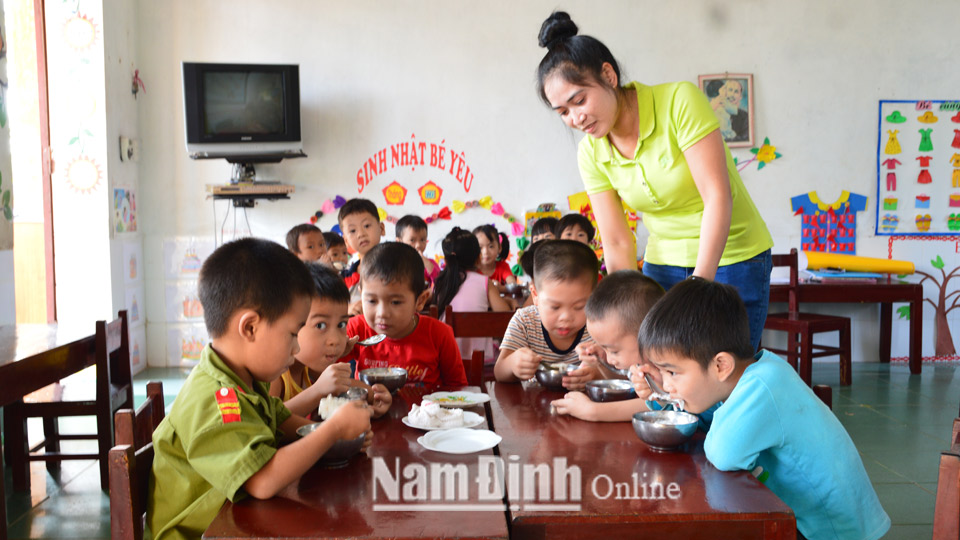 Bữa ăn trưa của các cháu Trường mầm non xã Hải Toàn đủ chất dinh dưỡng, đảm bảo an toàn vệ sinh thực phẩm.