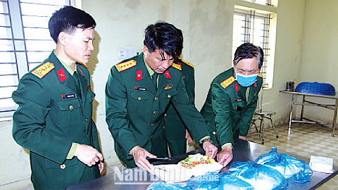 Lãnh đạo Bộ CHQS tỉnh kiểm tra suất ăn hàng ngày cung cấp cho những người ở Khu cách ly.