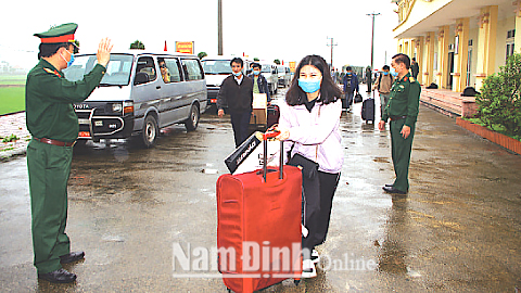 Bộ CHQS tỉnh bố trí xe đưa đến bến xe những người đã hoàn thành các biện pháp cách ly 14 ngày trở về nhà.