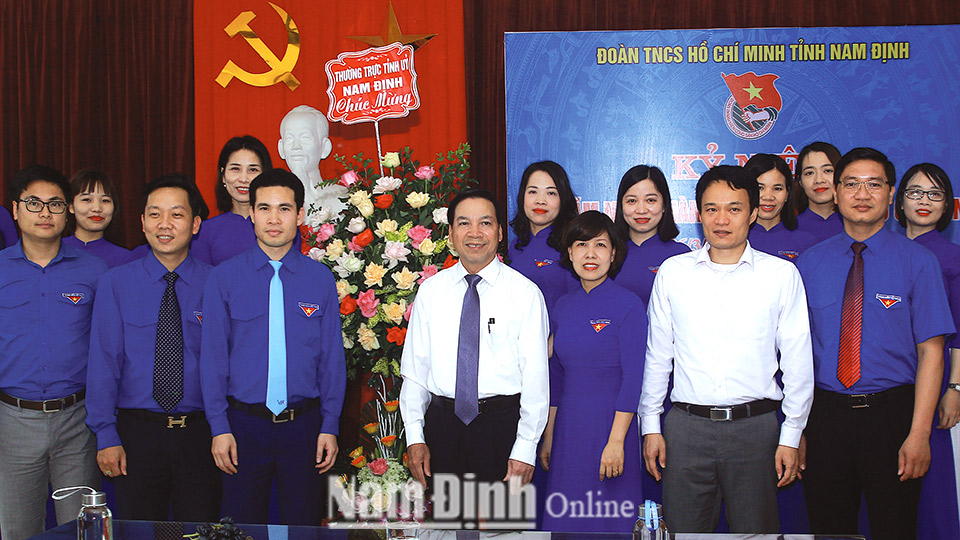 Đồng chí Trần Văn Chung, Phó Bí thư Thường trực Tỉnh ủy, Chủ tịch HĐND tỉnh tặng hoa chúc mừng Tỉnh Đoàn nhân ngày truyền thống.
