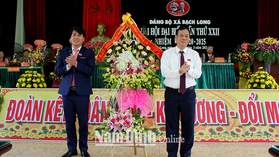 Đồng chí Lê Quốc Chỉnh, Ủy viên Ban TVTU, Trưởng Ban Nội chính Tỉnh ủy trao tặng lẵng hoa tươi thắm chúc mừng Đại hội.