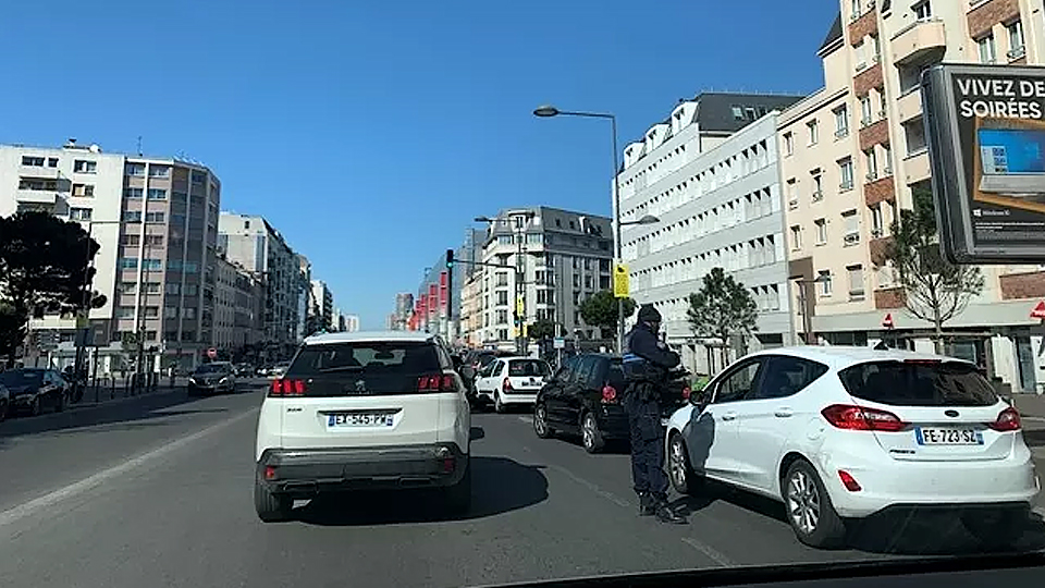Cảnh sát tăng cường kiểm tra mục đích ra đường của người dân tại các cửa ngõ vào Paris.
