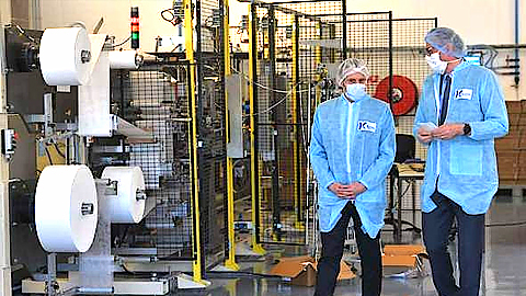 Tổng thống Emmanuel Macron (bên trái) thăm Nhà máy Kolmi-Hopen, nơi đang hoạt động hết công suất để cung cấp khẩu trang y tế chống dịch Covid-19. Ảnh: Le Monde - AFP.