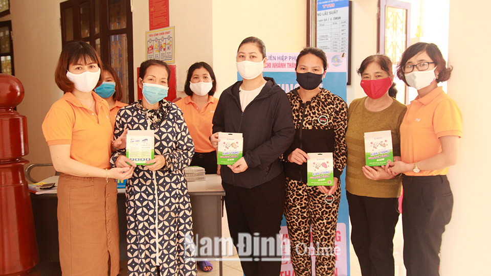 Quỹ TYM, chi nhánh thành phố Nam Định tặng khẩu trang miễn phí cho hội viên, phụ nữ.