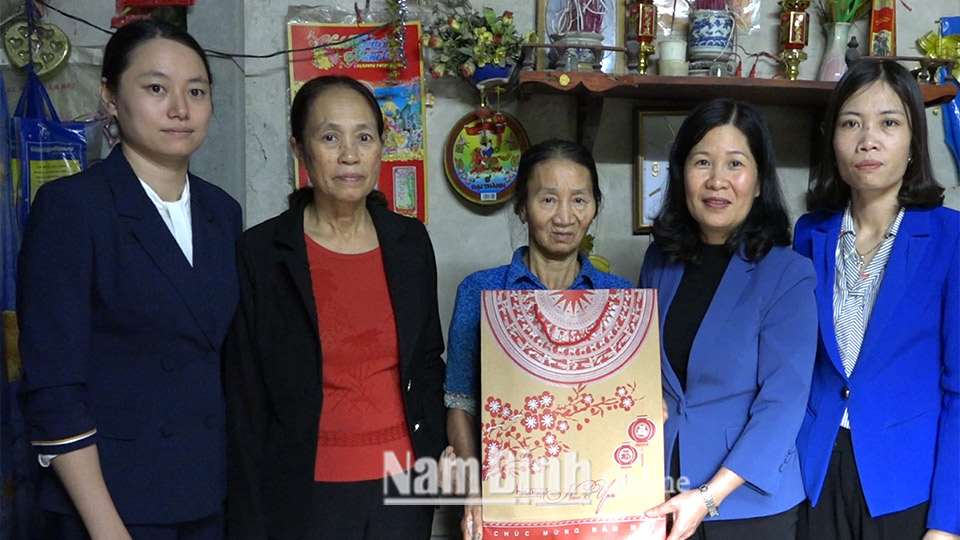 Hội Phụ nữ tỉnh trao quà cho bà Nguyễn Thị Bính là hội viên có hoàn cảnh đặc biệt khó khăn ở thị trấn Mỹ Lộc (tháng 1-2020).