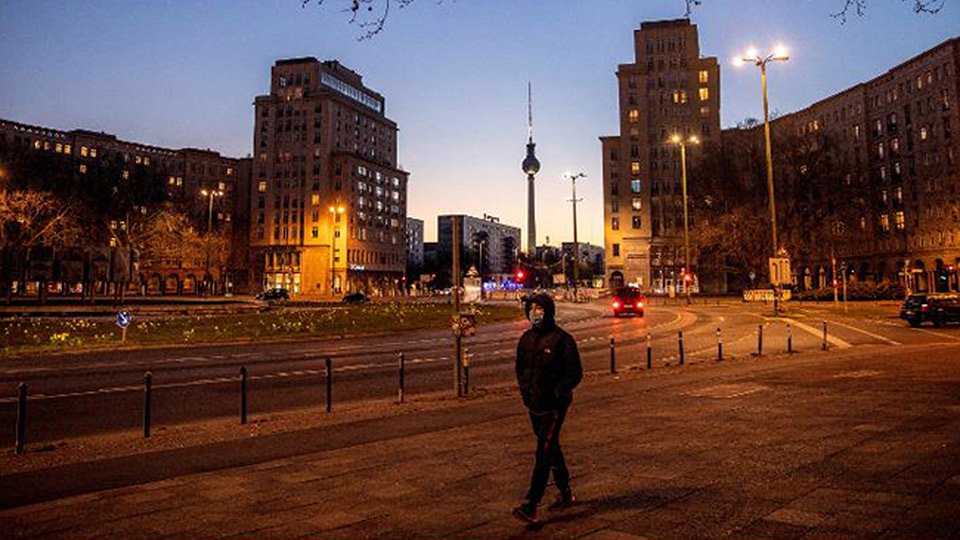 Một người đàn ông đeo khẩu trang đi dạo tại Berlin.  Ảnh: CNN