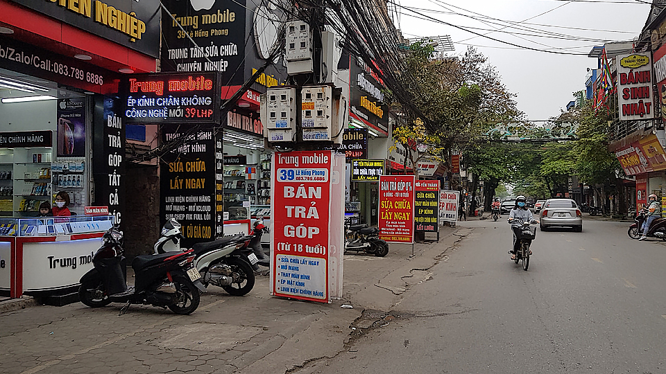 Các cửa hàng kinh doanh điện thoại trên đường Lê Hồng Phong (thành phố Nam Định)  có nhiều chương trình khuyến mại kích cầu tiêu dùng.