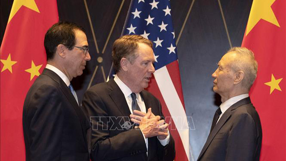 Bộ trưởng Tài chính Mỹ Steven Mnuchin, Đại diện Thương mại Mỹ Robert Lighthizer và Phó Thủ tướng, Trưởng đoàn đàm phán Trung Quốc Lưu Hạc trong vòng đàm phán thương mại, tại Thượng Hải (Trung Quốc) ngày 31-7-2019.  Ảnh: AFP/TTXVN