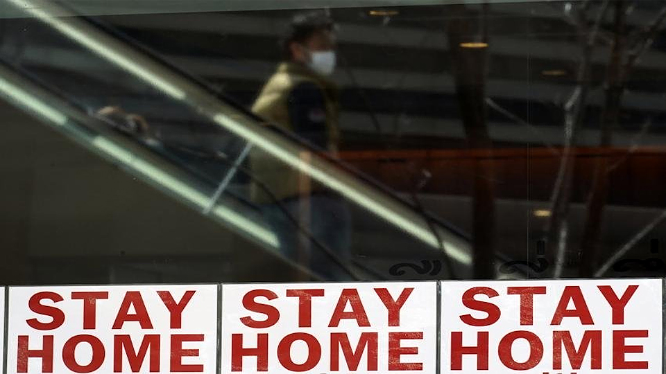 Một biển hiệu kêu gọi mọi người ở nhà để ngăn chặn Covid-19 ở thủ đô Tokyo (Ảnh: AP)