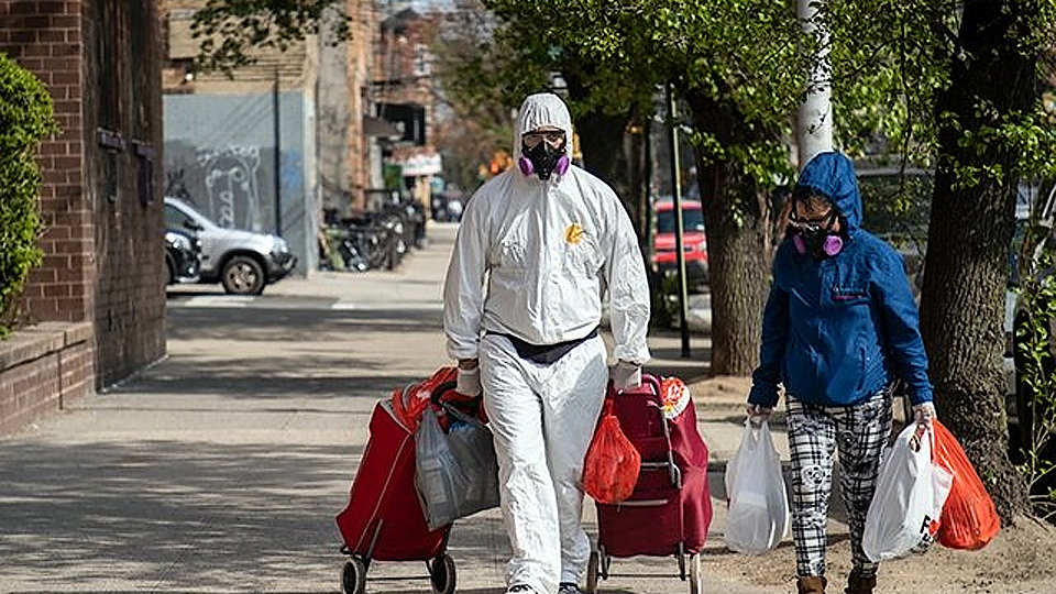 Người dân trang bị bảo hộ kỹ lưỡng khi ra đường ở New York (Mỹ). Ảnh RND