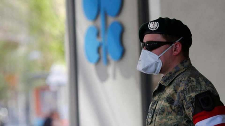 Binh sĩ Áo làm nhiệm vụ bên ngoài trụ sở của OPEC ở Thủ đô Vienna. Ảnh: Reuters