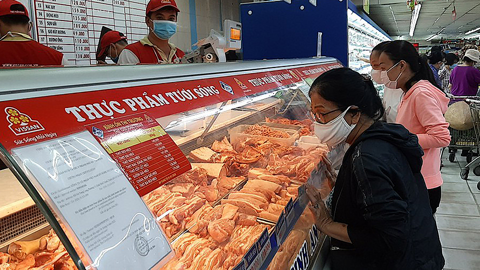 Giá thịt lợn ở các siêu thị vẫn chưa giảm. Ảnh: vov.vn