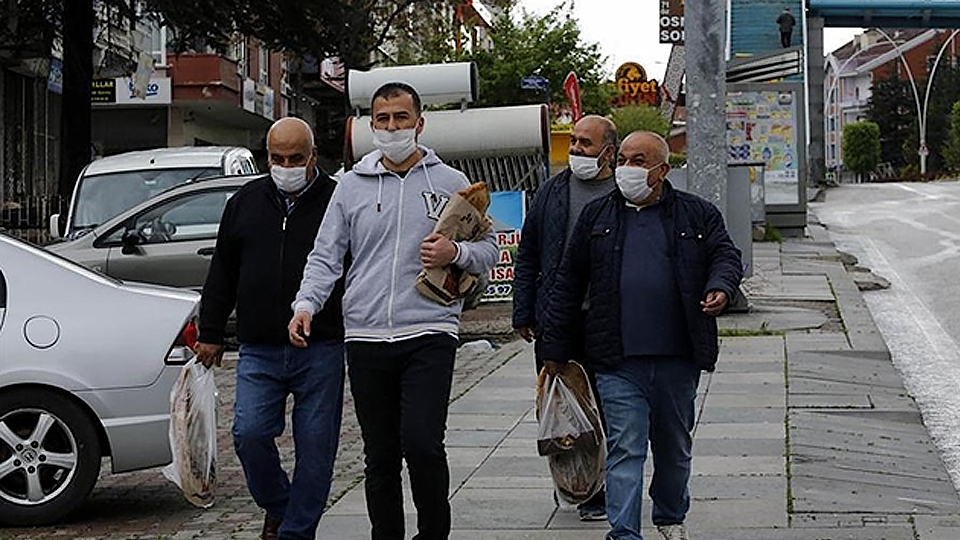 Người dân Thổ Nhĩ Kỳ tuân thủ đeo khẩu trang khi ra khỏi nhà. Ảnh TÂN HOA XÃ