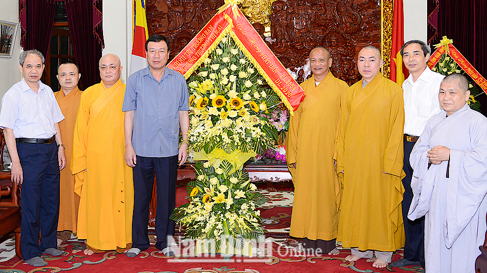 Đồng chí Đoàn Hồng Phong, Ủy viên BCH Trung ương Đảng, Bí thư Tỉnh ủy, Trưởng đoàn Đoàn đại biểu Quốc hội của tỉnh tặng Ban Trị sự Giáo hội Phật giáo tỉnh lẵng hoa tươi thắm.