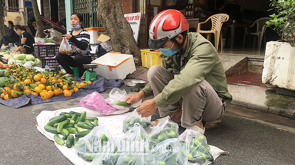 Tại chợ Năng Tĩnh (thành phố Nam Định) nhiều người vẫn dùng túi ni lông khi mua và bán hàng.