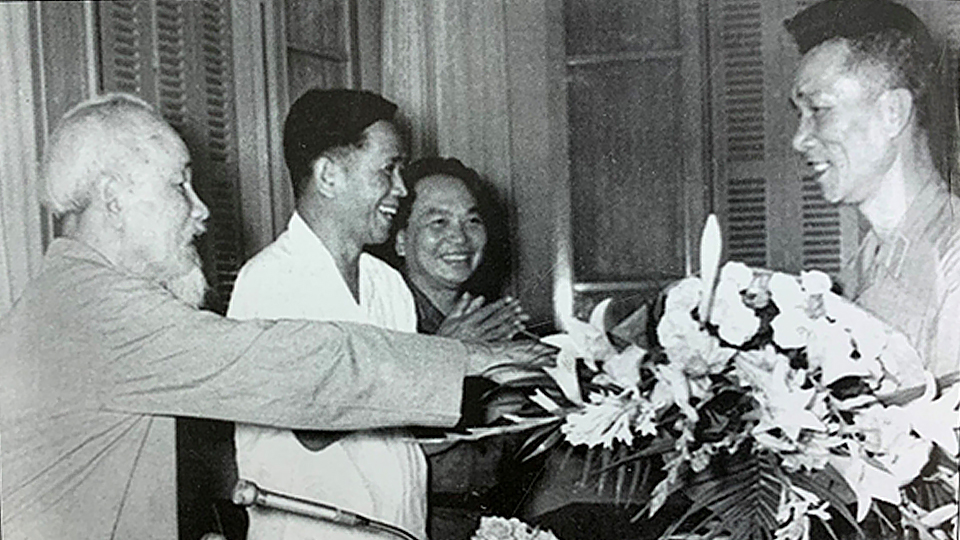 Bác Hồ nhận hoa chúc thọ của đại biểu quân đội, ngày 11-5-1969. Ảnh: Tư liệu