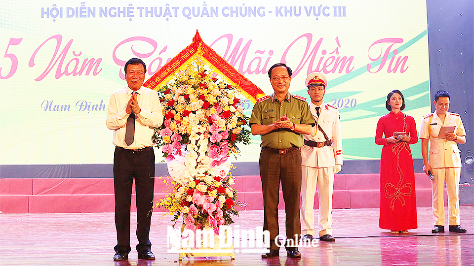 Đồng chí Đoàn Hồng Phong, Ủy viên BCH Trung ương Đảng, Bí thư Tỉnh ủy, Trưởng đoàn Đoàn đại biểu Quốc hội của tỉnh tặng Ban tổ chức Hội diễn lẵng hoa tươi thắm.