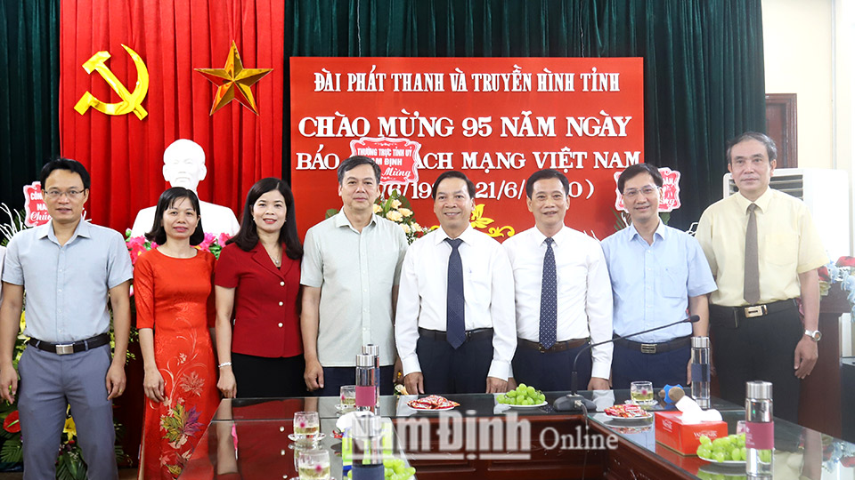 Đồng chí Trần Văn Chung, Phó Bí thư Thường trực Tỉnh ủy, Chủ tịch HĐND tỉnh và các đồng chí lãnh đạo tỉnh chúc mừng cán bộ, phóng viên Đài PT-TH tỉnh.