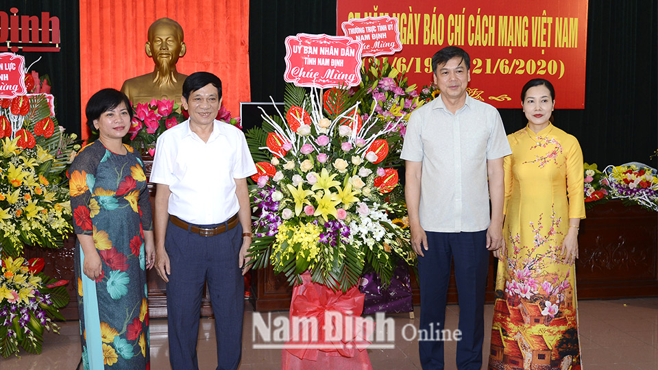 Đồng chí Trần Lê Đoài, Tỉnh ủy viên, Phó Chủ tịch UBND tỉnh chúc mừng cán bộ, phóng viên Đài PT-TH tỉnh