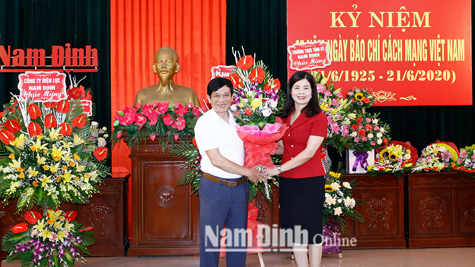 Đồng chí Phạm Thị Thu Hằng, Ủy viên Ban TVTU, Trưởng Ban Tuyên giáo Tỉnh ủy chúc mừng cán bộ, phóng viên Đài PT-TH tỉnh