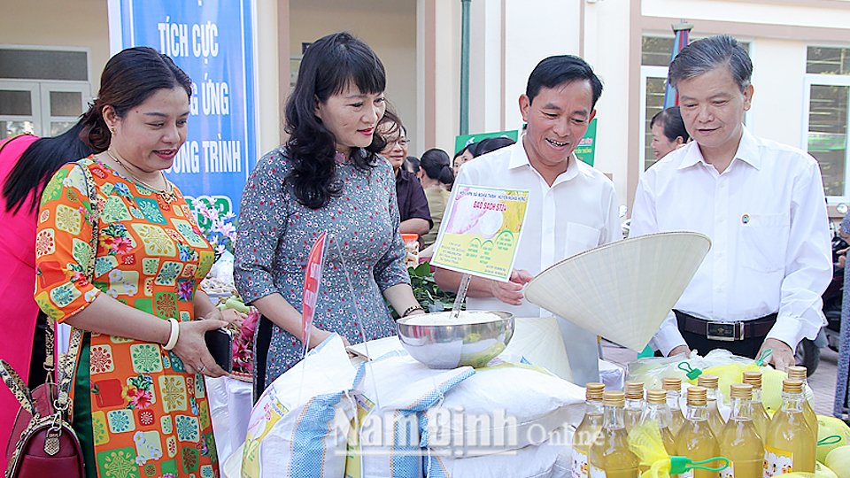 Đồng chí Nguyễn Phùng Hoan, TUV, Phó Chủ tịch UBND tỉnh tham quan các gian hàng trưng bày sản phẩm nông nghiệp của cán bộ, hội viên phụ nữ các địa phương.