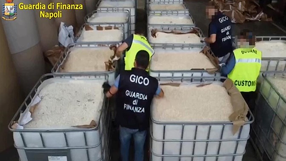 Cảnh sát kiểm tra thùng chứa amphetamine do IS sản xuất, tại Salerno, Italy. (Ảnh: Reuters)
