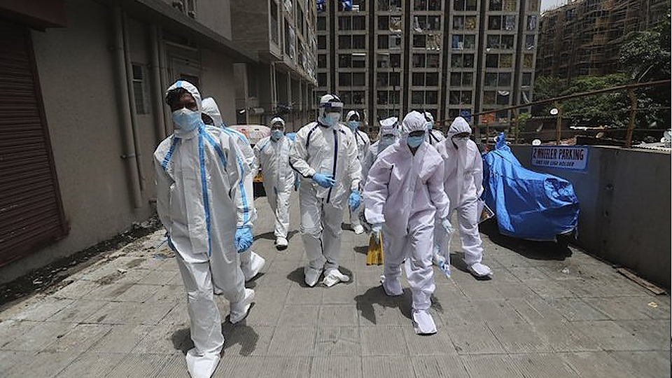 Các nhân viên y tế rời đi sau khi kiểm tra y tế miễn phí tại một toà nhà ở Mumbai, Ấn Độ, ngày 2-7-2020. (Ảnh: AP)