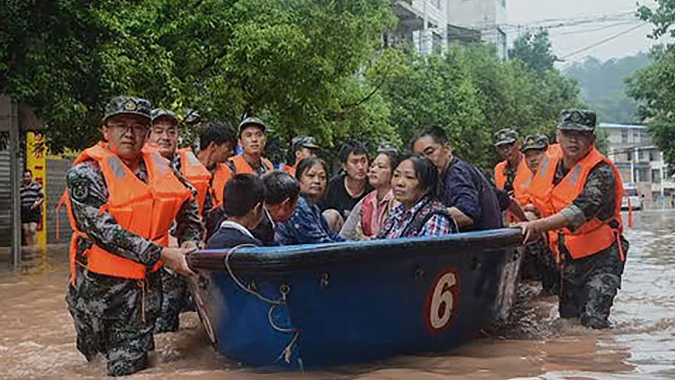 Quân đội Trung Quốc sơ tán người dân khỏi vùng lụt.