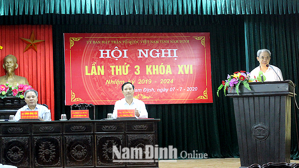 Đồng chí Đoàn Văn Hùng, Ủy viên Ban TVTU, Chủ tịch Ủy ban MTTQ tỉnh phát biểu bế mạc hội nghị.