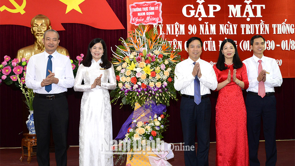 Đồng chí Trần Văn Chung, Phó Bí thư Thường trực Tỉnh ủy, Chủ tịch HĐND tỉnh trao tặng ngành Tuyên giáo tỉnh lẵng hoa tươi thắm.