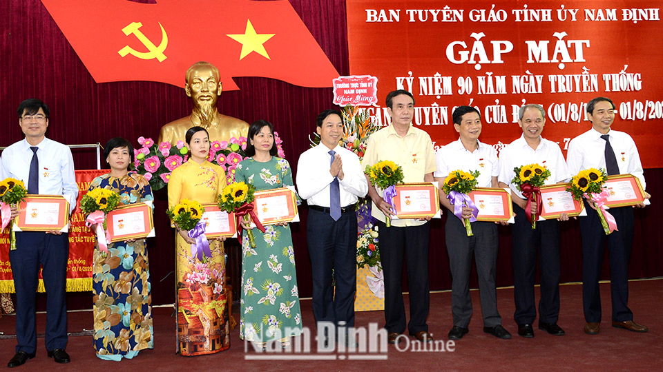 Đồng chí Trần Văn Chung, Phó Bí thư Thường trực Tỉnh ủy, Chủ tịch HĐND tỉnh trao tặng Kỷ niệm chương 
