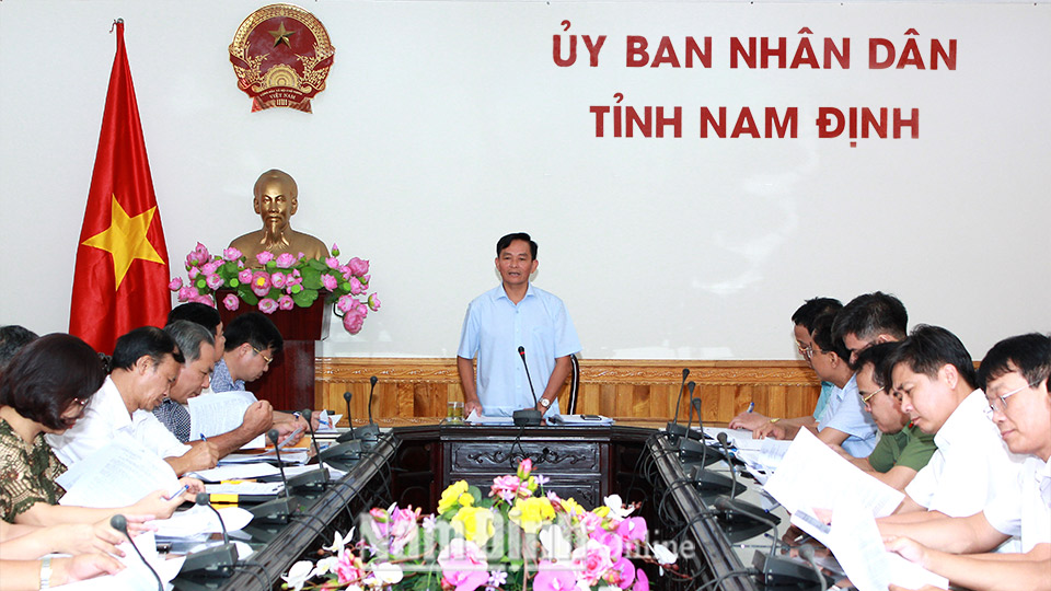Đồng chí Nguyễn Phùng Hoan, TUV, Phó Chủ tịch UBND tỉnh phát biểu tại hội nghị.