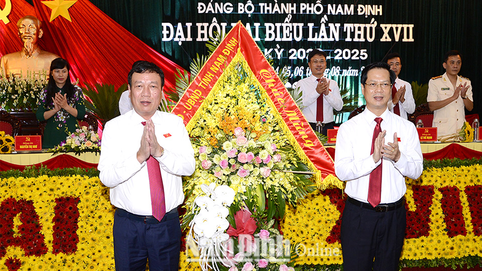 Đồng chí Đoàn Hồng Phong, Ủy viên BCH Trung ương Đảng, Bí thư Tỉnh ủy, Trưởng đoàn Đoàn đại biểu Quốc hội của tỉnh trao tặng Đại hội lẵng hoa tươi thắm.