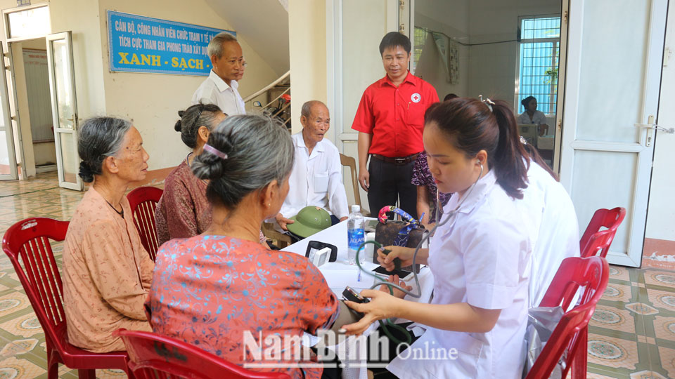 Hội CTĐ Xuân Trường phối hợp với các nhà tài trợ khám, cấp phát thuốc cho các đối tượng chính sách, người cao tuổi, hộ nghèo.