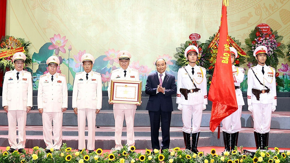 Thủ tướng Nguyễn Xuân Phúc trao tặng Huân chương Quân công hạng Nhất cho Bộ Công an.  Ảnh: Thống Nhất - TTXVN
