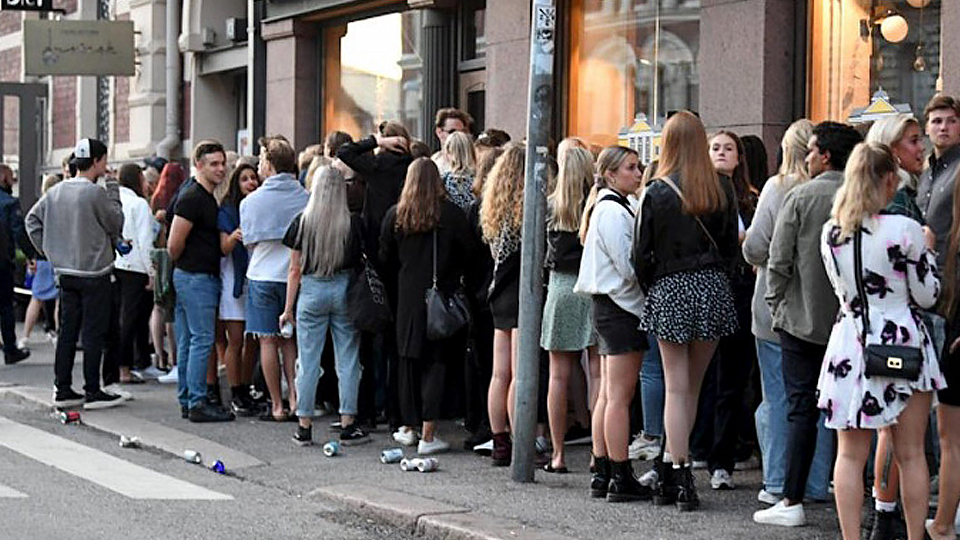 Nhiều thanh niên xếp hàng trước một hộp đêm tại Helsinki, Phần Lan, ngày 15-7, sau khi biện pháp hạn chế đối với nhà hàng, quán bar và hộp đêm được dỡ bỏ. (Ảnh: Reuters)