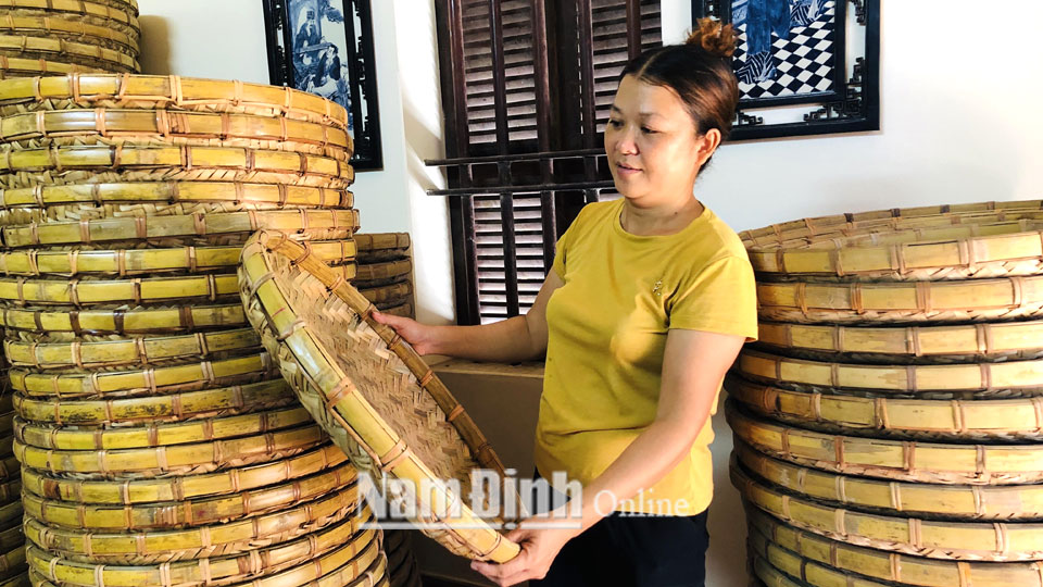 Chị Phạm Thị Thoa, tổ dân phố Vạn Đồn, thị trấn Mỹ Lộc giới thiệu các sản phẩm mây tre đan của gia đình.