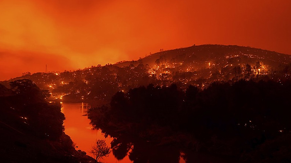 Màu đỏ cam bao trùm hạt Napa, bang California, ngày 18-9. (Ảnh: AP)