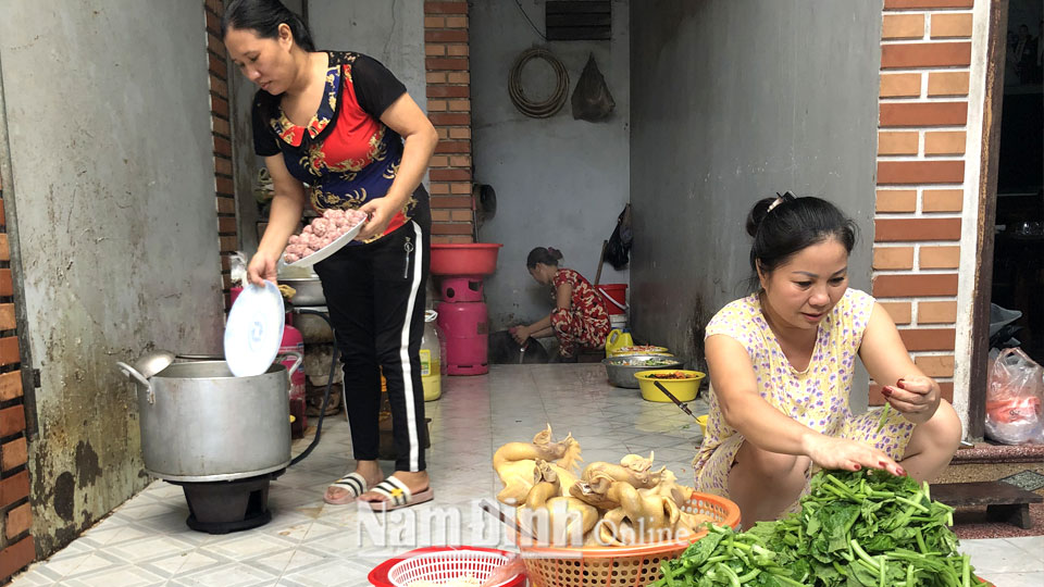 Chị Phạm Thị Bích Liên, làm dịch vụ nấu cỗ thuê ở thành phố Nam Định chuẩn bị nguyên liệu để nấu cỗ cho khách.