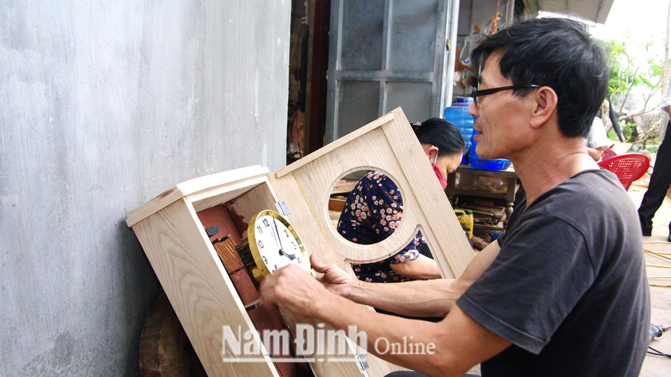 Ông Trần Bằng Đoàn, xóm 3, xã Xuân Tiến (Xuân Trường) đang chế tác đồng hồ.