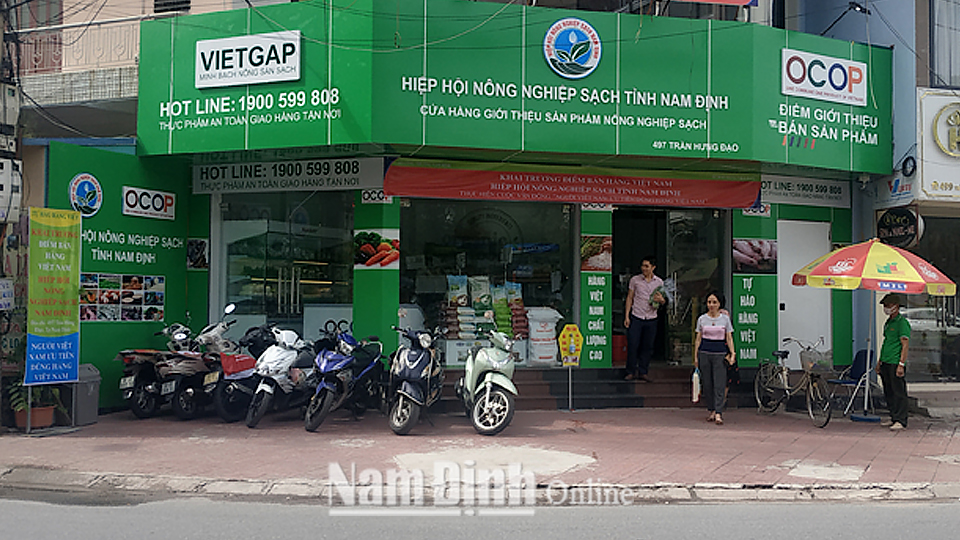 Điểm bán hàng Việt Nam tại số 497, đường Trần Hưng Đạo (thành phố Nam Định) do Sở Công Thương phối hợp với Hiệp hội Nông nghiệp sạch tổ chức.