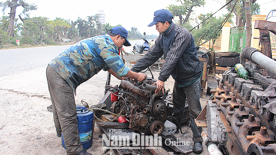 Thợ máy ở cơ sở sửa chữa tàu cá Phú Sơn, thị trấn Thịnh Long (Hải Hậu) sửa máy tàu cho ngư dân vươn khơi.