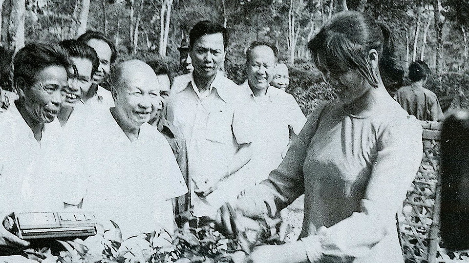 Đồng chí Trường Chinh thăm Nông trường chè Bầu Cạn, Gia Lai - Kon Tum, tháng 3-1983.