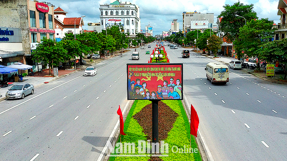Tuyên truyền Đại hội Đảng bộ tỉnh lần thứ XX tại đường Đông A, Khu đô thị Hòa Vượng (TP Nam Định). Ảnh: Viết Dư