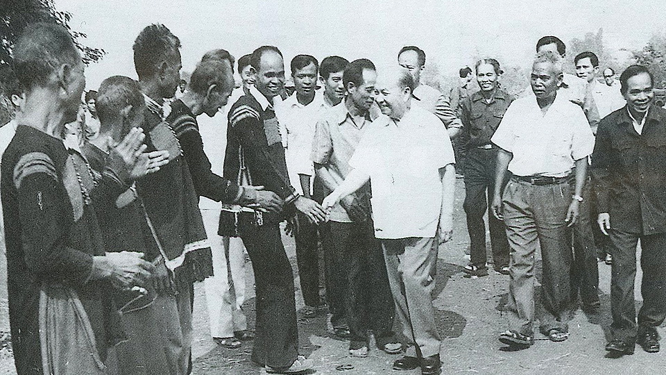 Đồng chí Trường Chinh thăm tỉnh Đắc Lắc, tháng 4-1983.